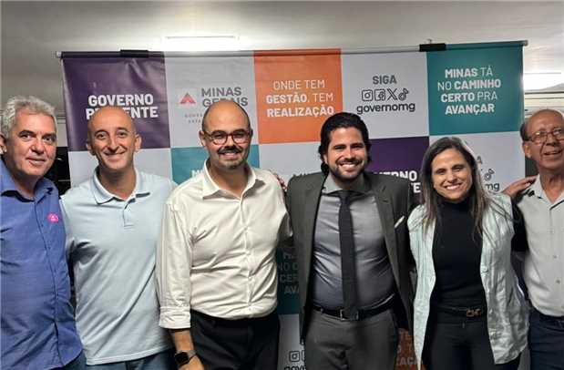 Prefeito e vice, com o governador em exercício